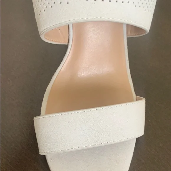 NWOT HALSTON Stone / Gray Wedge Sandals with Textured Straps and Ankle Buckle. - Picture 4 of 9